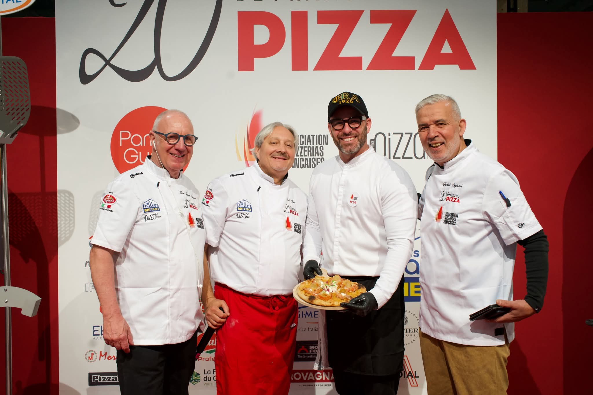 Boris Berard, finaliste du Championnat de France de la Pizza, avec le jury officiel