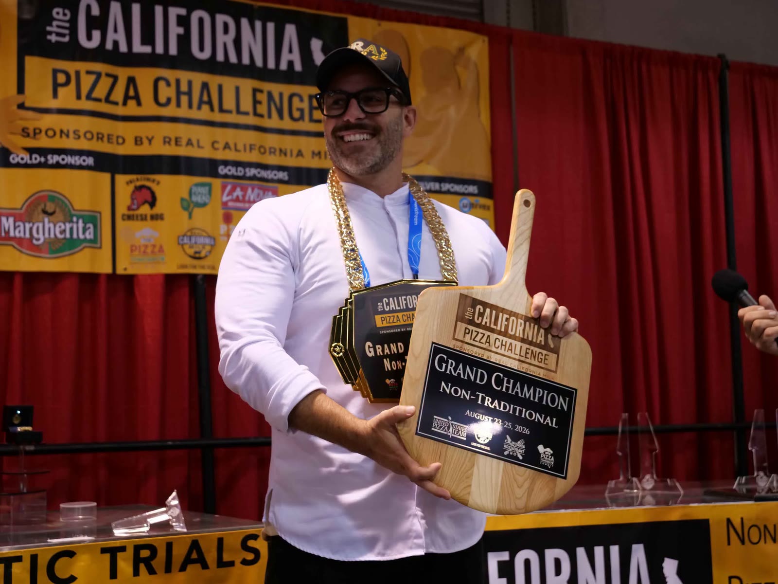 Boris Berard, Grand Champion Non-Traditional du California Pizza Challenge 2026, avec la plaque officielle